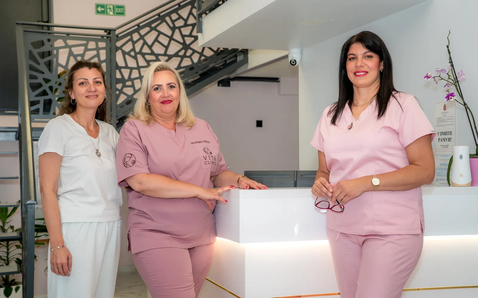 Tri članice tima Vita Clinic na recepciji ordinacije